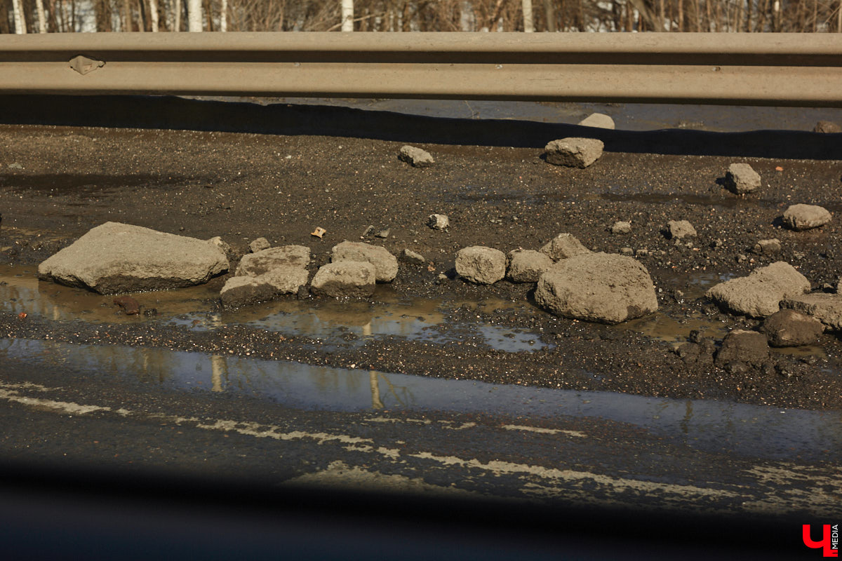 Совсем скоро стартует ремонт Южного объезда города. На работы потратят семь месяцев и 632 миллиона рублей. Сейчас несколько километров пути федеральной трассы М-7 «Волга» абсолютно разбиты. Передвигаться на дороге приходится от ямы до ямы. «Ключ-Медиа» прокатился по аварийному участку на обходе столицы Владимирской области и оценил выбоины своими глазами.