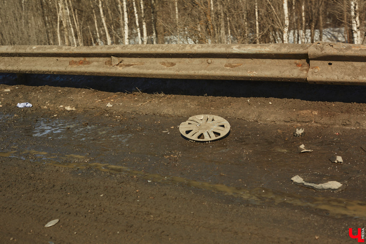 Совсем скоро стартует ремонт Южного объезда города. На работы потратят семь месяцев и 632 миллиона рублей. Сейчас несколько километров пути федеральной трассы М-7 «Волга» абсолютно разбиты. Передвигаться на дороге приходится от ямы до ямы. «Ключ-Медиа» прокатился по аварийному участку на обходе столицы Владимирской области и оценил выбоины своими глазами.