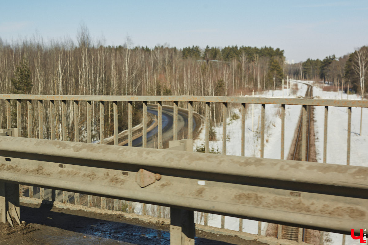 Совсем скоро стартует ремонт Южного объезда города. На работы потратят семь месяцев и 632 миллиона рублей. Сейчас несколько километров пути федеральной трассы М-7 «Волга» абсолютно разбиты. Передвигаться на дороге приходится от ямы до ямы. «Ключ-Медиа» прокатился по аварийному участку на обходе столицы Владимирской области и оценил выбоины своими глазами.