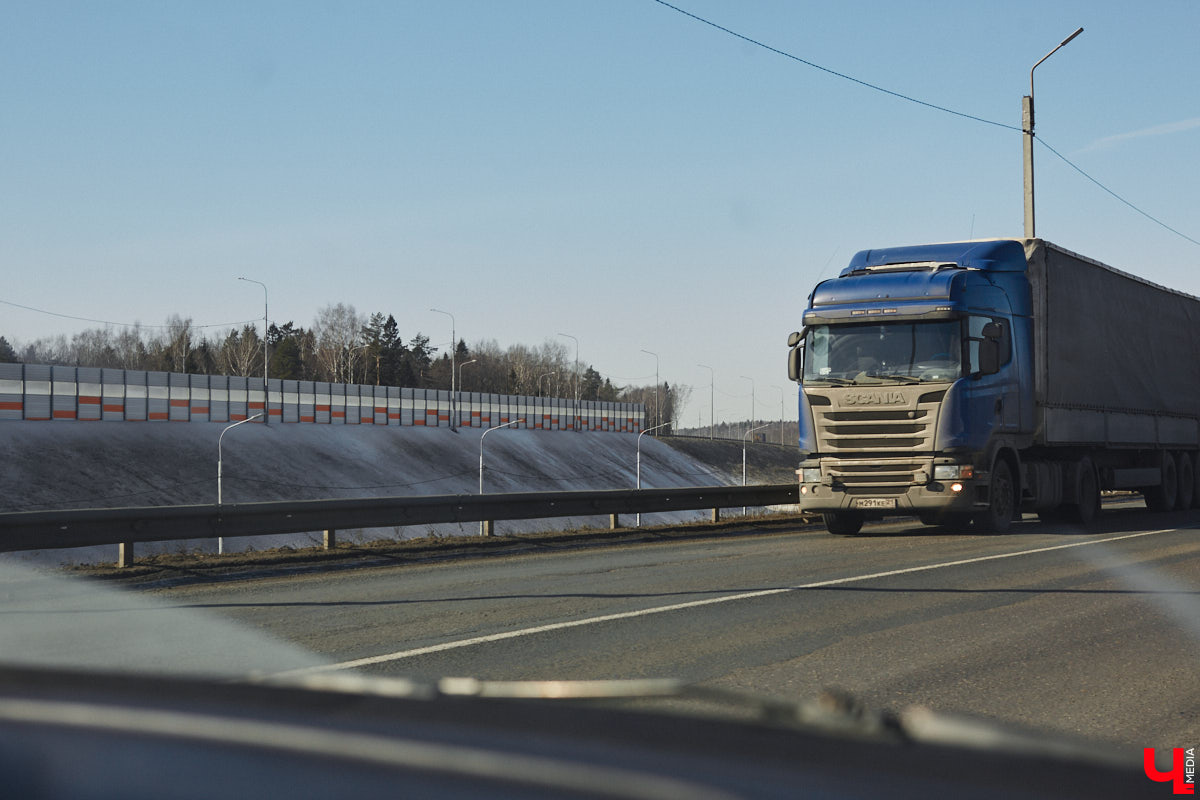 Совсем скоро стартует ремонт Южного объезда города. На работы потратят семь месяцев и 632 миллиона рублей. Сейчас несколько километров пути федеральной трассы М-7 «Волга» абсолютно разбиты. Передвигаться на дороге приходится от ямы до ямы. «Ключ-Медиа» прокатился по аварийному участку на обходе столицы Владимирской области и оценил выбоины своими глазами.