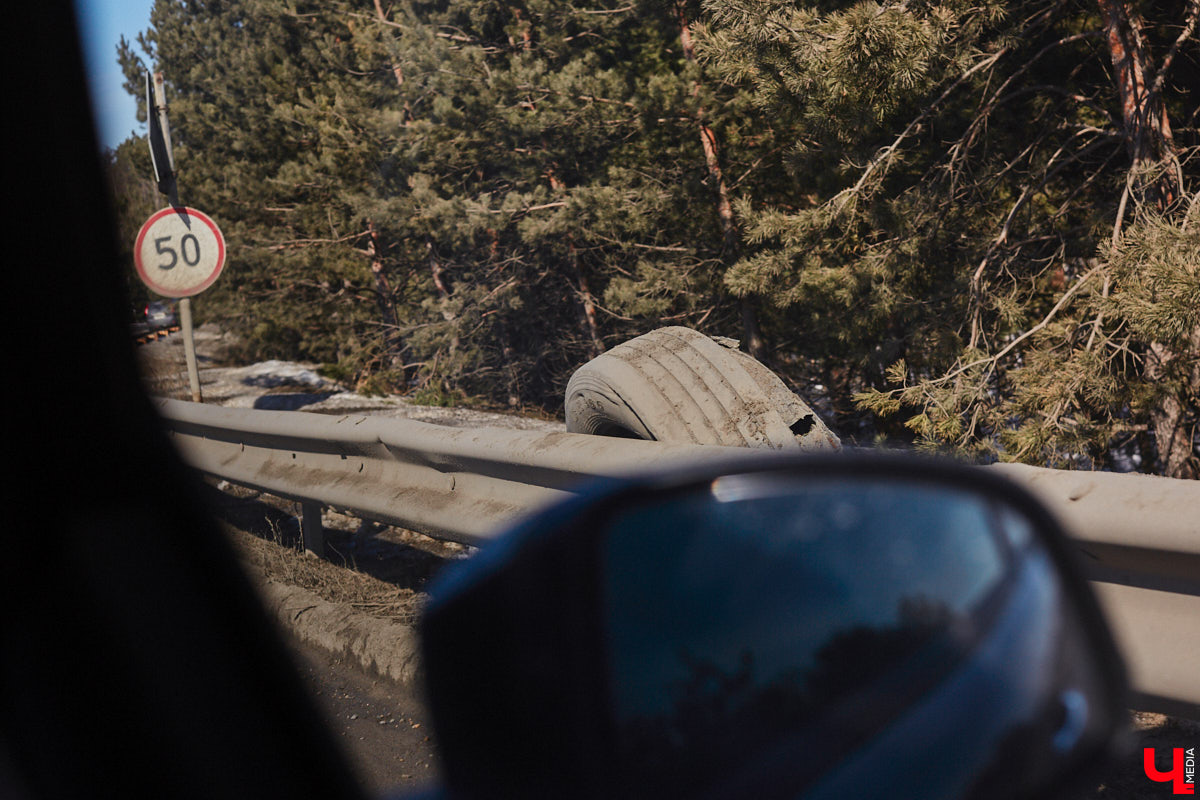 Совсем скоро стартует ремонт Южного объезда города. На работы потратят семь месяцев и 632 миллиона рублей. Сейчас несколько километров пути федеральной трассы М-7 «Волга» абсолютно разбиты. Передвигаться на дороге приходится от ямы до ямы. «Ключ-Медиа» прокатился по аварийному участку на обходе столицы Владимирской области и оценил выбоины своими глазами.