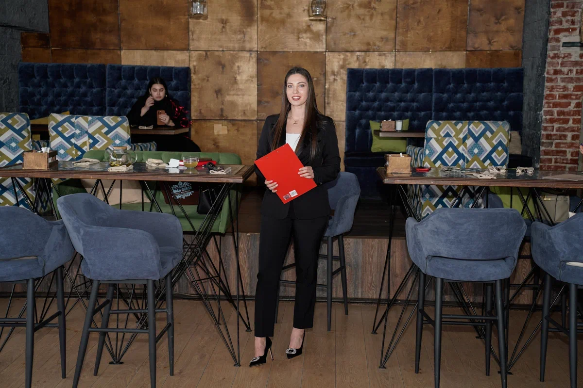 В столице 33-го региона впервые стартовал областной конкурс красоты для юных девушек и замужних дам «Владимирская земля». В предыдущие годы зрелищное мероприятие проходило в Коврове, но настало время для масштабных перемен на проекте! И дело касается не только локации. В 2024 году ввели даже новые номинации — «Size плюс» и «Миссис Классик».