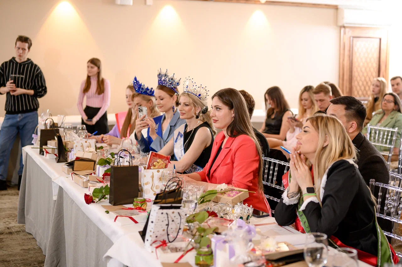 В столице 33-го региона впервые стартовал областной конкурс красоты для юных девушек и замужних дам «Владимирская земля». В предыдущие годы зрелищное мероприятие проходило в Коврове, но настало время для масштабных перемен на проекте! И дело касается не только локации. В 2024 году ввели даже новые номинации — «Size плюс» и «Миссис Классик».