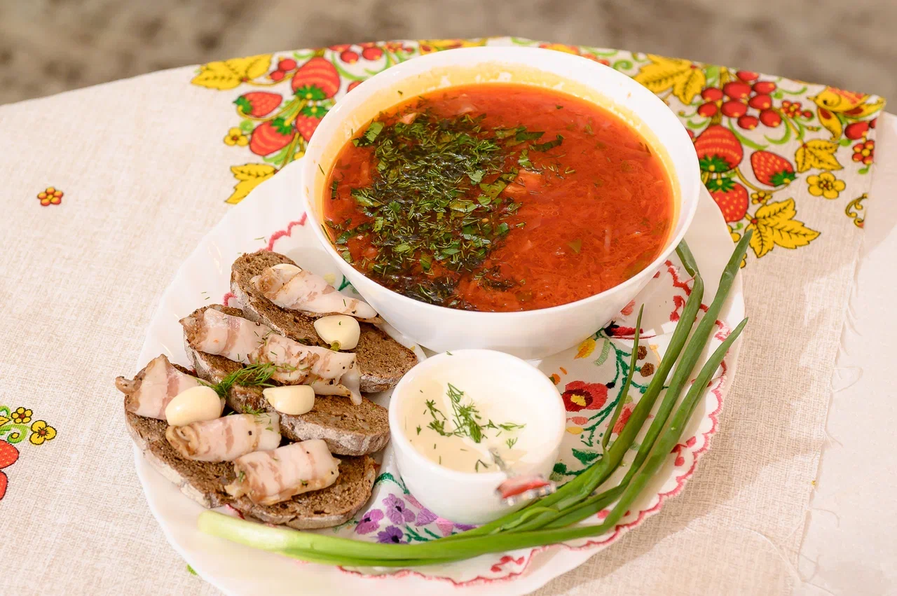 В столице 33-го региона впервые стартовал областной конкурс красоты для юных девушек и замужних дам «Владимирская земля». В предыдущие годы зрелищное мероприятие проходило в Коврове, но настало время для масштабных перемен на проекте! И дело касается не только локации. В 2024 году ввели даже новые номинации — «Size плюс» и «Миссис Классик».