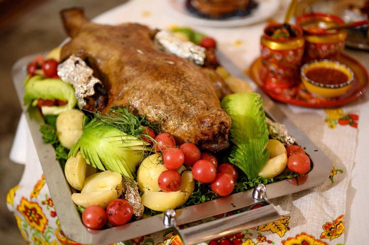 В столице 33-го региона впервые стартовал областной конкурс красоты для юных девушек и замужних дам «Владимирская земля». В предыдущие годы зрелищное мероприятие проходило в Коврове, но настало время для масштабных перемен на проекте! И дело касается не только локации. В 2024 году ввели даже новые номинации — «Size плюс» и «Миссис Классик».