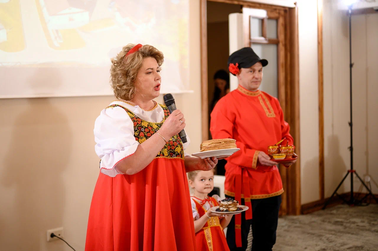 В столице 33-го региона впервые стартовал областной конкурс красоты для юных девушек и замужних дам «Владимирская земля». В предыдущие годы зрелищное мероприятие проходило в Коврове, но настало время для масштабных перемен на проекте! И дело касается не только локации. В 2024 году ввели даже новые номинации — «Size плюс» и «Миссис Классик».