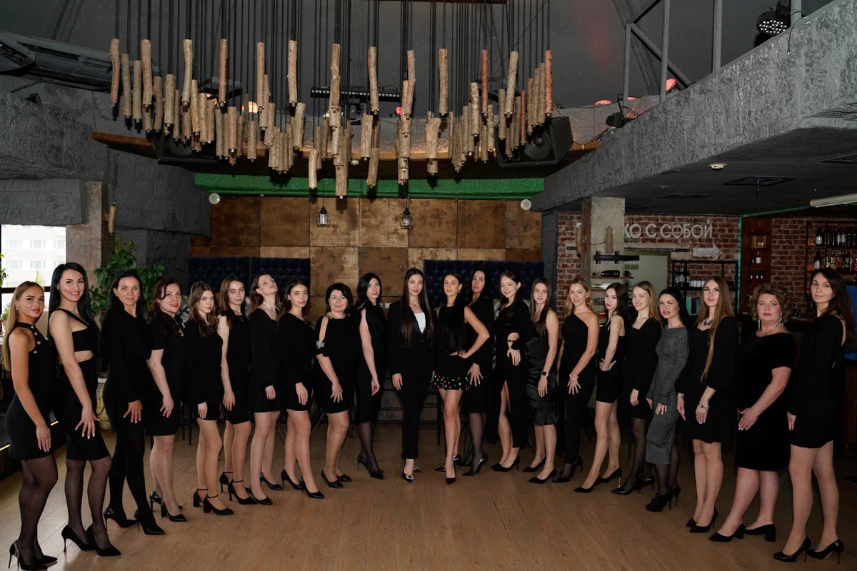 В столице 33-го региона впервые стартовал областной конкурс красоты для юных девушек и замужних дам «Владимирская земля». В предыдущие годы зрелищное мероприятие проходило в Коврове, но настало время для масштабных перемен на проекте! И дело касается не только локации. В 2024 году ввели даже новые номинации — «Size плюс» и «Миссис Классик».