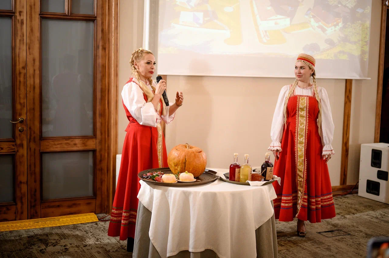 В столице 33-го региона впервые стартовал областной конкурс красоты для юных девушек и замужних дам «Владимирская земля». В предыдущие годы зрелищное мероприятие проходило в Коврове, но настало время для масштабных перемен на проекте! И дело касается не только локации. В 2024 году ввели даже новые номинации — «Size плюс» и «Миссис Классик».