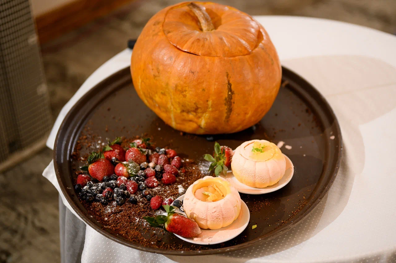 В столице 33-го региона впервые стартовал областной конкурс красоты для юных девушек и замужних дам «Владимирская земля». В предыдущие годы зрелищное мероприятие проходило в Коврове, но настало время для масштабных перемен на проекте! И дело касается не только локации. В 2024 году ввели даже новые номинации — «Size плюс» и «Миссис Классик».