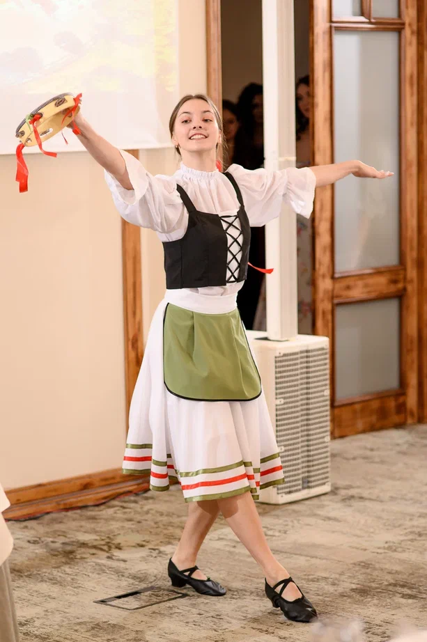 В столице 33-го региона впервые стартовал областной конкурс красоты для юных девушек и замужних дам «Владимирская земля». В предыдущие годы зрелищное мероприятие проходило в Коврове, но настало время для масштабных перемен на проекте! И дело касается не только локации. В 2024 году ввели даже новые номинации — «Size плюс» и «Миссис Классик».