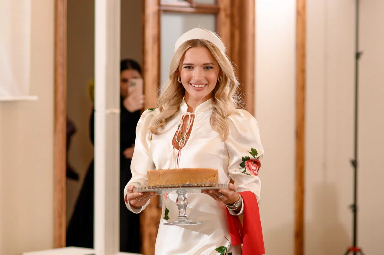 В столице 33-го региона впервые стартовал областной конкурс красоты для юных девушек и замужних дам «Владимирская земля». В предыдущие годы зрелищное мероприятие проходило в Коврове, но настало время для масштабных перемен на проекте! И дело касается не только локации. В 2024 году ввели даже новые номинации — «Size плюс» и «Миссис Классик».