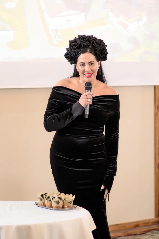 В столице 33-го региона впервые стартовал областной конкурс красоты для юных девушек и замужних дам «Владимирская земля». В предыдущие годы зрелищное мероприятие проходило в Коврове, но настало время для масштабных перемен на проекте! И дело касается не только локации. В 2024 году ввели даже новые номинации — «Size плюс» и «Миссис Классик».