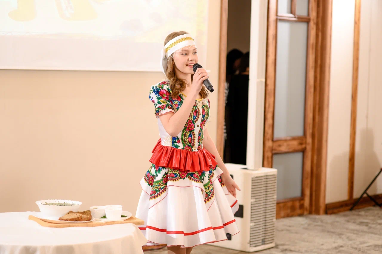 В столице 33-го региона впервые стартовал областной конкурс красоты для юных девушек и замужних дам «Владимирская земля». В предыдущие годы зрелищное мероприятие проходило в Коврове, но настало время для масштабных перемен на проекте! И дело касается не только локации. В 2024 году ввели даже новые номинации — «Size плюс» и «Миссис Классик».