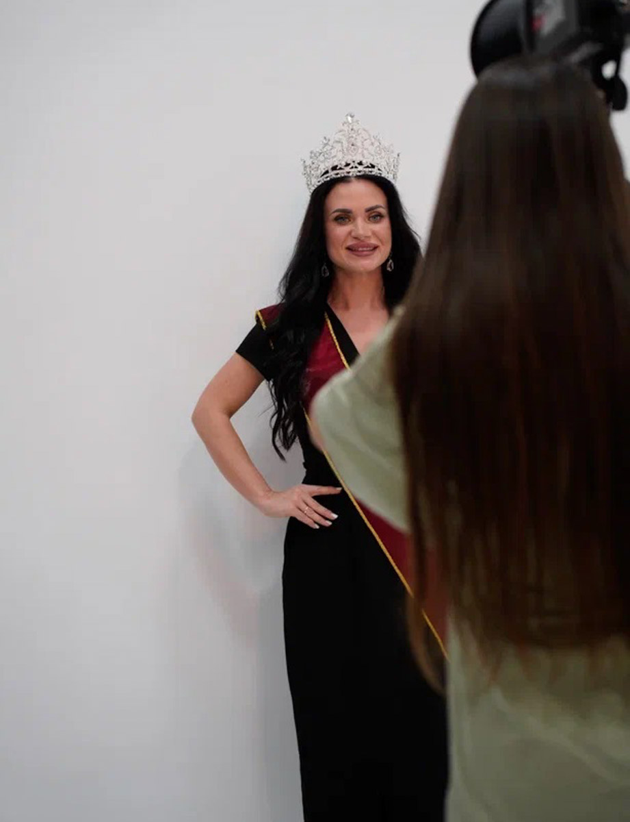 В столице 33-го региона впервые стартовал областной конкурс красоты для юных девушек и замужних дам «Владимирская земля». В предыдущие годы зрелищное мероприятие проходило в Коврове, но настало время для масштабных перемен на проекте! И дело касается не только локации. В 2024 году ввели даже новые номинации — «Size плюс» и «Миссис Классик».