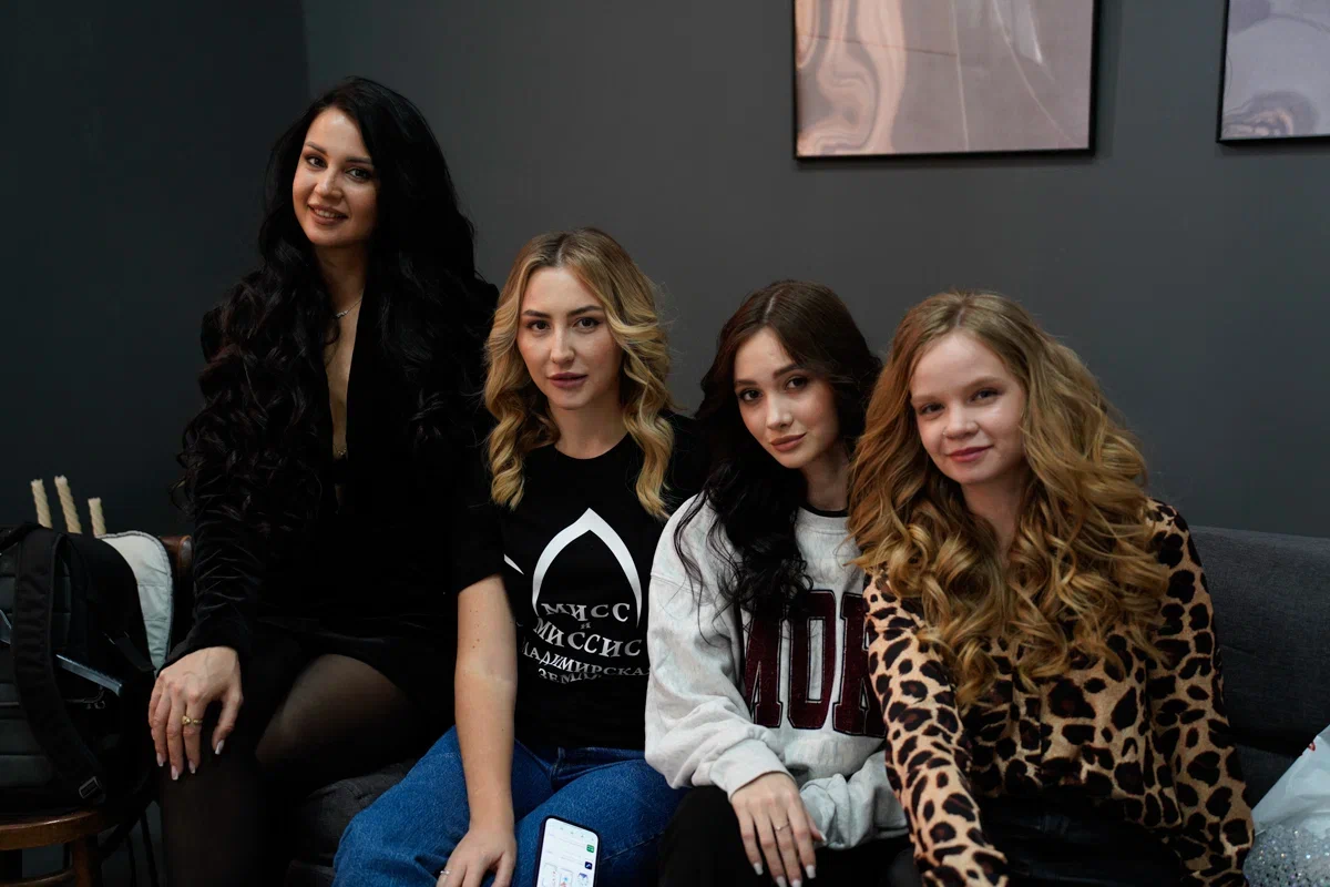 В столице 33-го региона впервые стартовал областной конкурс красоты для юных девушек и замужних дам «Владимирская земля». В предыдущие годы зрелищное мероприятие проходило в Коврове, но настало время для масштабных перемен на проекте! И дело касается не только локации. В 2024 году ввели даже новые номинации — «Size плюс» и «Миссис Классик».