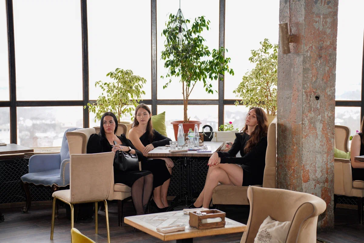 В столице 33-го региона впервые стартовал областной конкурс красоты для юных девушек и замужних дам «Владимирская земля». В предыдущие годы зрелищное мероприятие проходило в Коврове, но настало время для масштабных перемен на проекте! И дело касается не только локации. В 2024 году ввели даже новые номинации — «Size плюс» и «Миссис Классик».