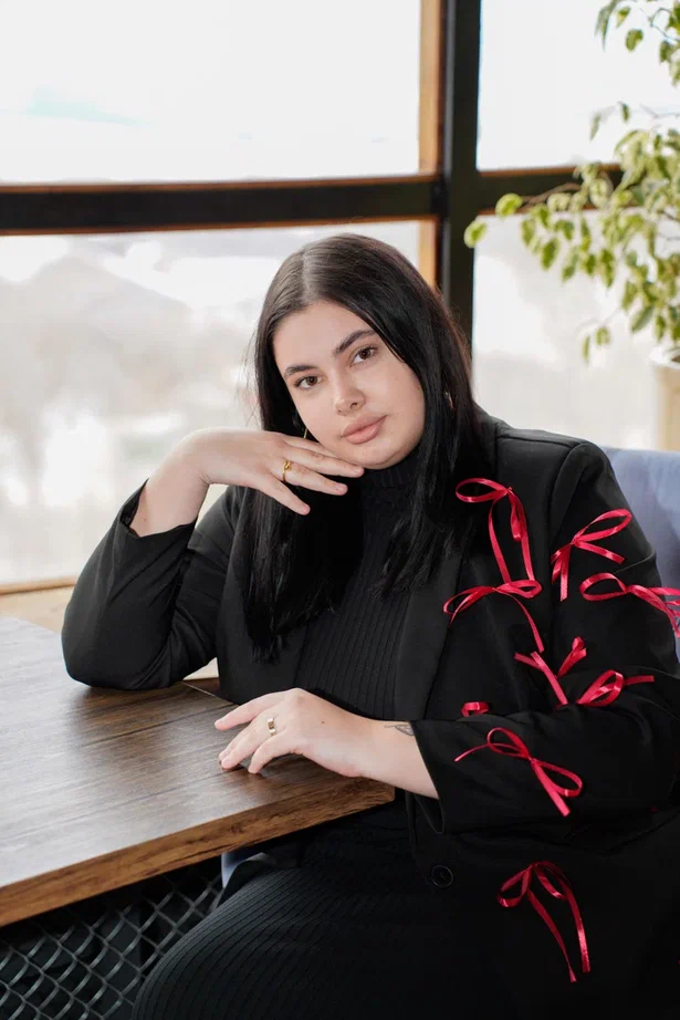 В столице 33-го региона впервые стартовал областной конкурс красоты для юных девушек и замужних дам «Владимирская земля». В предыдущие годы зрелищное мероприятие проходило в Коврове, но настало время для масштабных перемен на проекте! И дело касается не только локации. В 2024 году ввели даже новые номинации — «Size плюс» и «Миссис Классик».