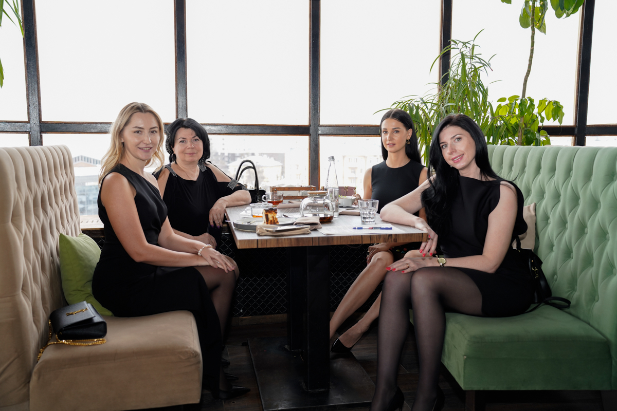 В столице 33-го региона впервые стартовал областной конкурс красоты для юных девушек и замужних дам «Владимирская земля». В предыдущие годы зрелищное мероприятие проходило в Коврове, но настало время для масштабных перемен на проекте! И дело касается не только локации. В 2024 году ввели даже новые номинации — «Size плюс» и «Миссис Классик».