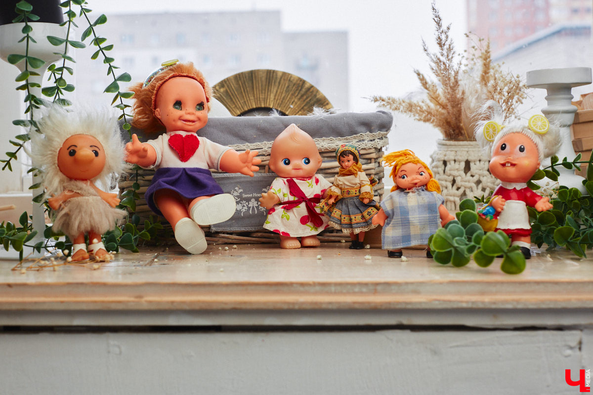 «Время кукол прошло» — грустная фраза, которая заставит попрощаться с детством. Но соглашаться с ней или нет — дело каждого. Например, у владимирского коллекционера Надежды Яковлевой дома настоящий игрушечный мир, и специально для «Ключ-Медиа» его обитателей из разных эпох и стран вывели в свет.