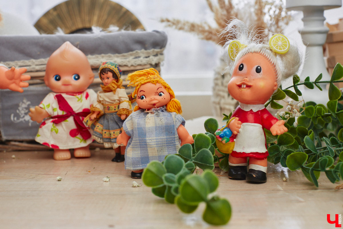 «Время кукол прошло» — грустная фраза, которая заставит попрощаться с детством. Но соглашаться с ней или нет — дело каждого. Например, у владимирского коллекционера Надежды Яковлевой дома настоящий игрушечный мир, и специально для «Ключ-Медиа» его обитателей из разных эпох и стран вывели в свет.