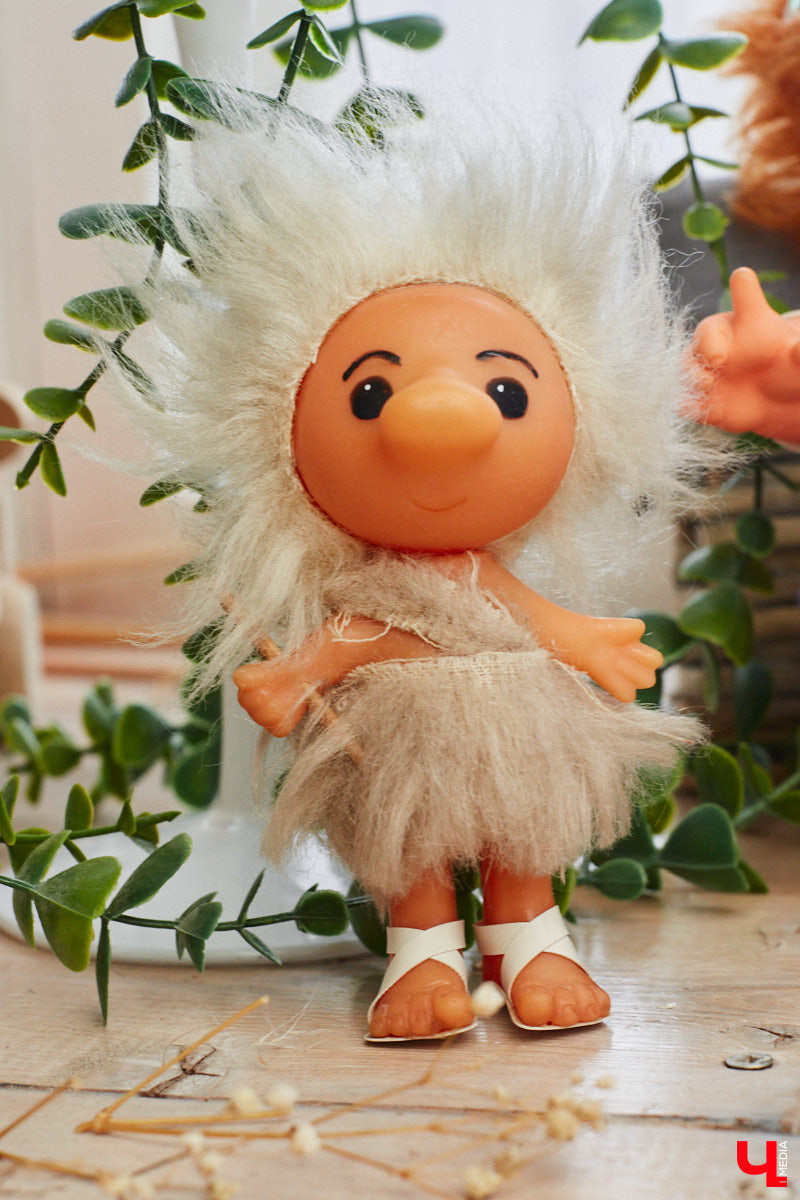 «Время кукол прошло» — грустная фраза, которая заставит попрощаться с детством. Но соглашаться с ней или нет — дело каждого. Например, у владимирского коллекционера Надежды Яковлевой дома настоящий игрушечный мир, и специально для «Ключ-Медиа» его обитателей из разных эпох и стран вывели в свет.