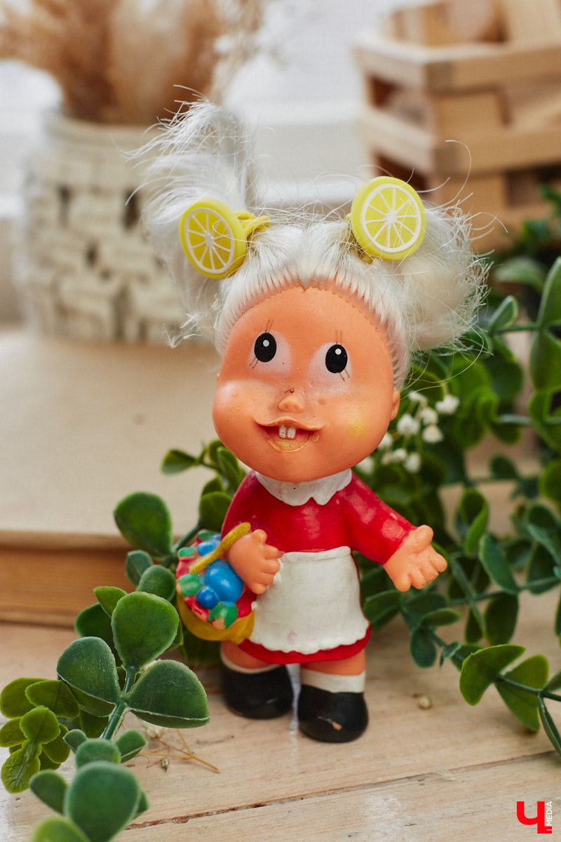 «Время кукол прошло» — грустная фраза, которая заставит попрощаться с детством. Но соглашаться с ней или нет — дело каждого. Например, у владимирского коллекционера Надежды Яковлевой дома настоящий игрушечный мир, и специально для «Ключ-Медиа» его обитателей из разных эпох и стран вывели в свет.