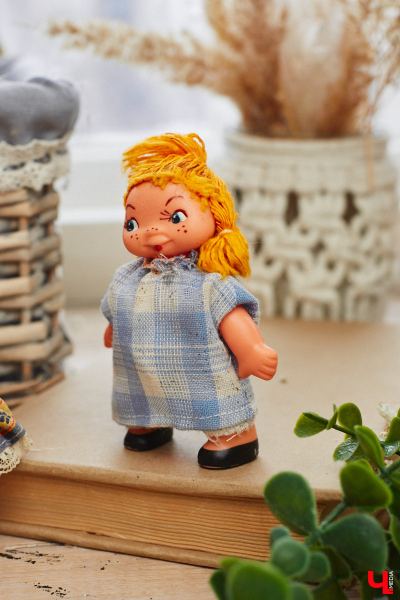 «Время кукол прошло» — грустная фраза, которая заставит попрощаться с детством. Но соглашаться с ней или нет — дело каждого. Например, у владимирского коллекционера Надежды Яковлевой дома настоящий игрушечный мир, и специально для «Ключ-Медиа» его обитателей из разных эпох и стран вывели в свет.