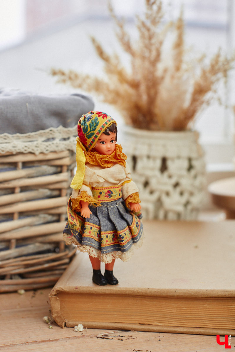 «Время кукол прошло» — грустная фраза, которая заставит попрощаться с детством. Но соглашаться с ней или нет — дело каждого. Например, у владимирского коллекционера Надежды Яковлевой дома настоящий игрушечный мир, и специально для «Ключ-Медиа» его обитателей из разных эпох и стран вывели в свет.