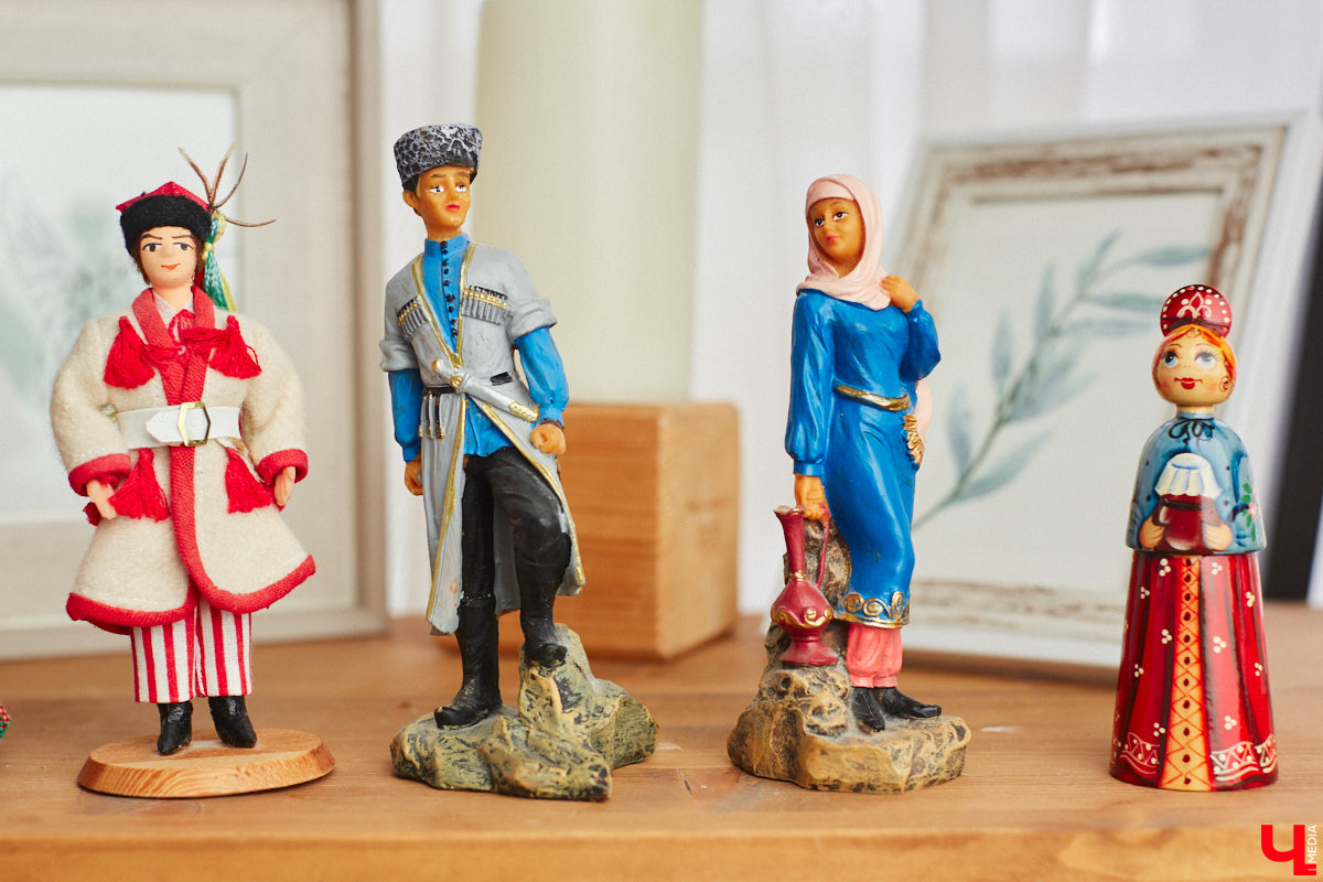 «Время кукол прошло» — грустная фраза, которая заставит попрощаться с детством. Но соглашаться с ней или нет — дело каждого. Например, у владимирского коллекционера Надежды Яковлевой дома настоящий игрушечный мир, и специально для «Ключ-Медиа» его обитателей из разных эпох и стран вывели в свет.