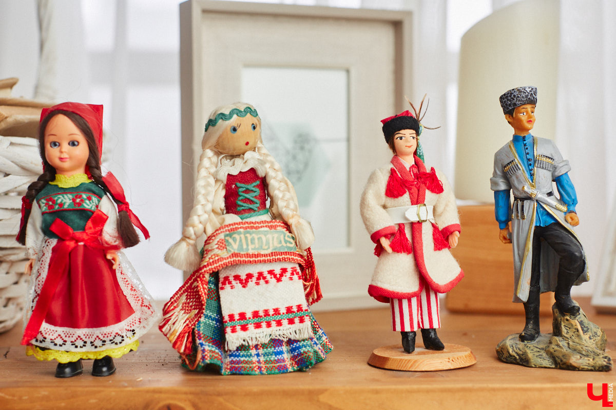 «Время кукол прошло» — грустная фраза, которая заставит попрощаться с детством. Но соглашаться с ней или нет — дело каждого. Например, у владимирского коллекционера Надежды Яковлевой дома настоящий игрушечный мир, и специально для «Ключ-Медиа» его обитателей из разных эпох и стран вывели в свет.