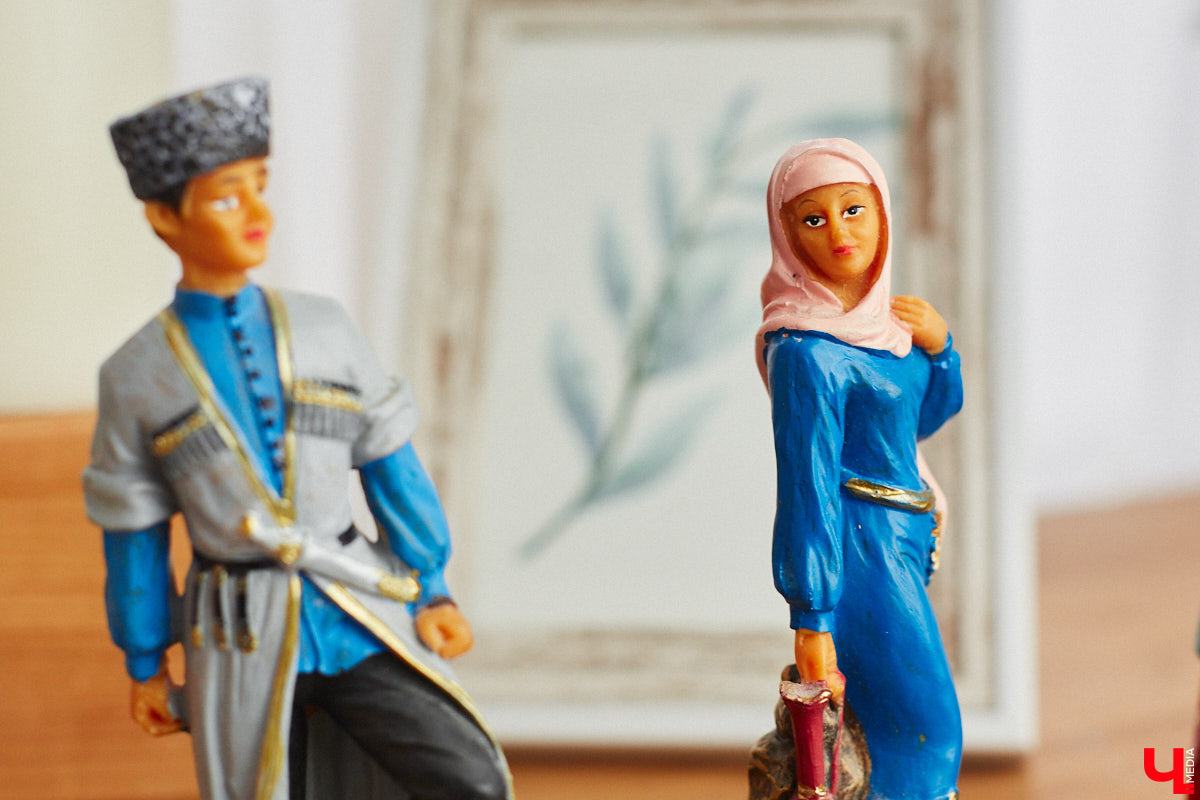 «Время кукол прошло» — грустная фраза, которая заставит попрощаться с детством. Но соглашаться с ней или нет — дело каждого. Например, у владимирского коллекционера Надежды Яковлевой дома настоящий игрушечный мир, и специально для «Ключ-Медиа» его обитателей из разных эпох и стран вывели в свет.