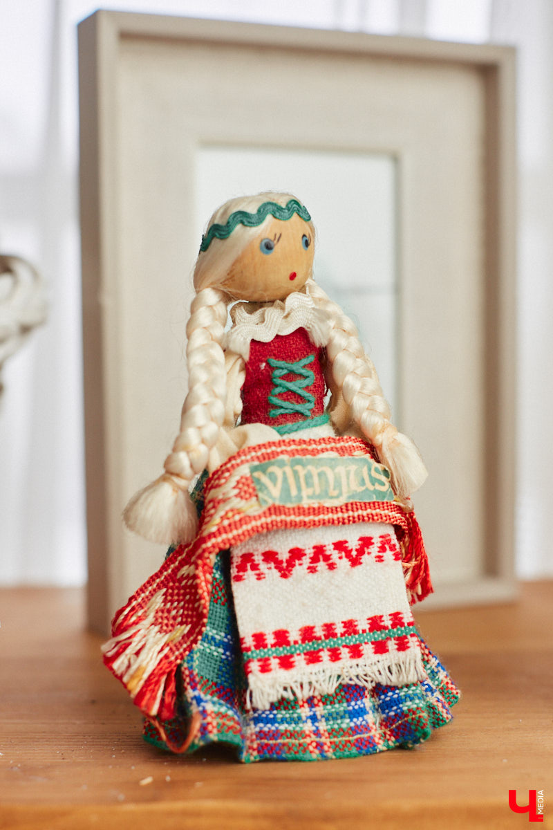 «Время кукол прошло» — грустная фраза, которая заставит попрощаться с детством. Но соглашаться с ней или нет — дело каждого. Например, у владимирского коллекционера Надежды Яковлевой дома настоящий игрушечный мир, и специально для «Ключ-Медиа» его обитателей из разных эпох и стран вывели в свет.