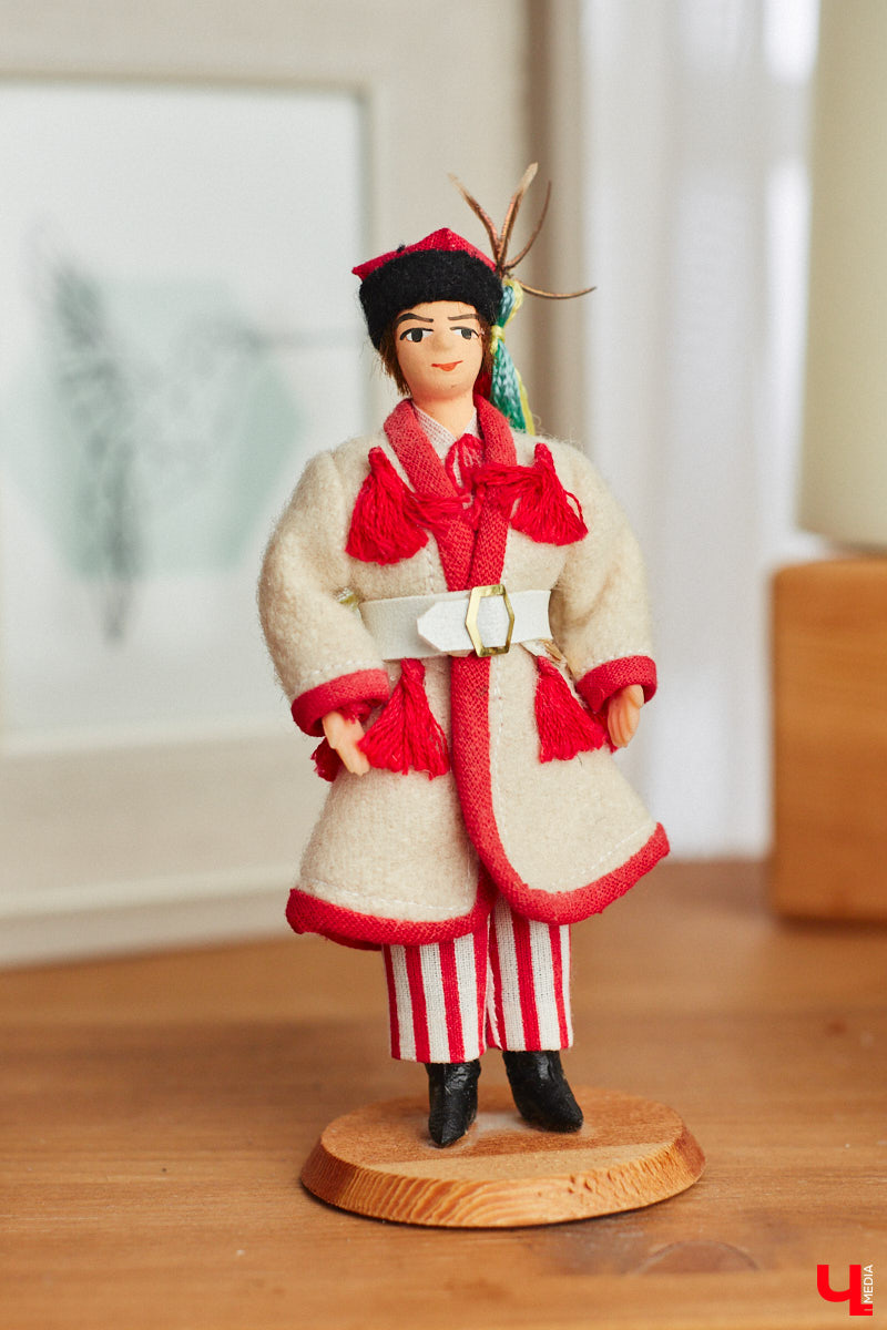 «Время кукол прошло» — грустная фраза, которая заставит попрощаться с детством. Но соглашаться с ней или нет — дело каждого. Например, у владимирского коллекционера Надежды Яковлевой дома настоящий игрушечный мир, и специально для «Ключ-Медиа» его обитателей из разных эпох и стран вывели в свет.