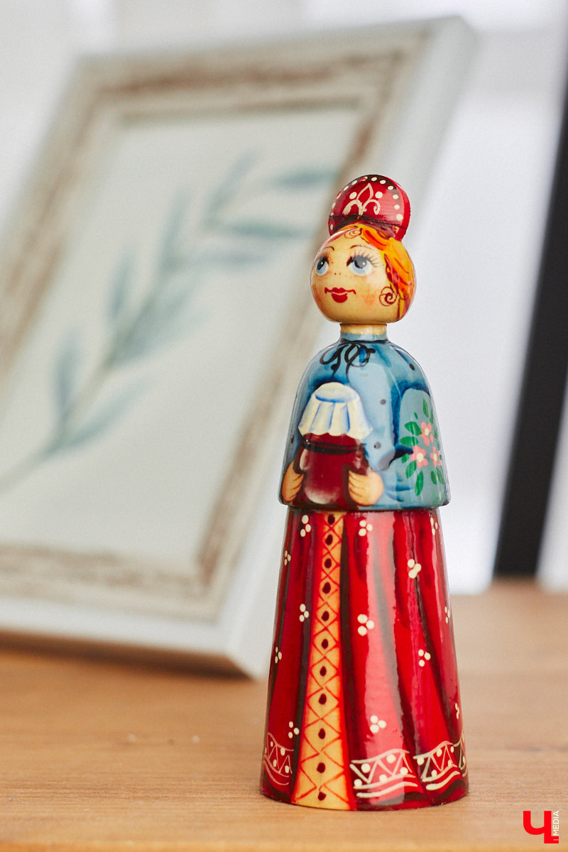 «Время кукол прошло» — грустная фраза, которая заставит попрощаться с детством. Но соглашаться с ней или нет — дело каждого. Например, у владимирского коллекционера Надежды Яковлевой дома настоящий игрушечный мир, и специально для «Ключ-Медиа» его обитателей из разных эпох и стран вывели в свет.