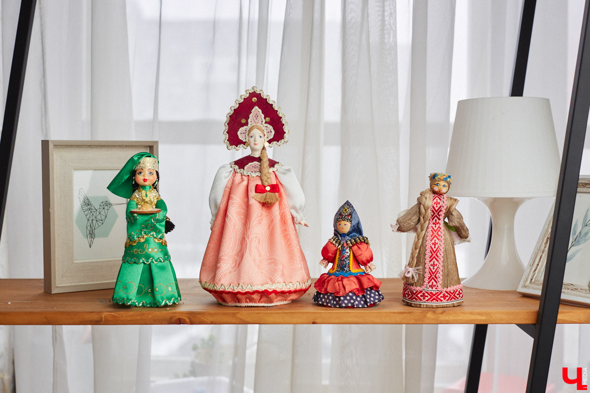 «Время кукол прошло» — грустная фраза, которая заставит попрощаться с детством. Но соглашаться с ней или нет — дело каждого. Например, у владимирского коллекционера Надежды Яковлевой дома настоящий игрушечный мир, и специально для «Ключ-Медиа» его обитателей из разных эпох и стран вывели в свет.
