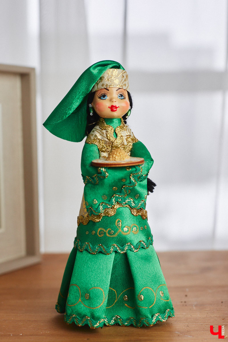 «Время кукол прошло» — грустная фраза, которая заставит попрощаться с детством. Но соглашаться с ней или нет — дело каждого. Например, у владимирского коллекционера Надежды Яковлевой дома настоящий игрушечный мир, и специально для «Ключ-Медиа» его обитателей из разных эпох и стран вывели в свет.