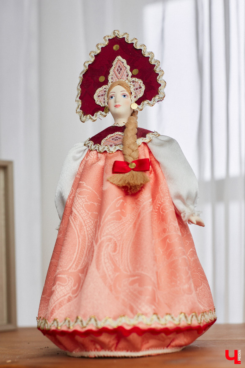 «Время кукол прошло» — грустная фраза, которая заставит попрощаться с детством. Но соглашаться с ней или нет — дело каждого. Например, у владимирского коллекционера Надежды Яковлевой дома настоящий игрушечный мир, и специально для «Ключ-Медиа» его обитателей из разных эпох и стран вывели в свет.