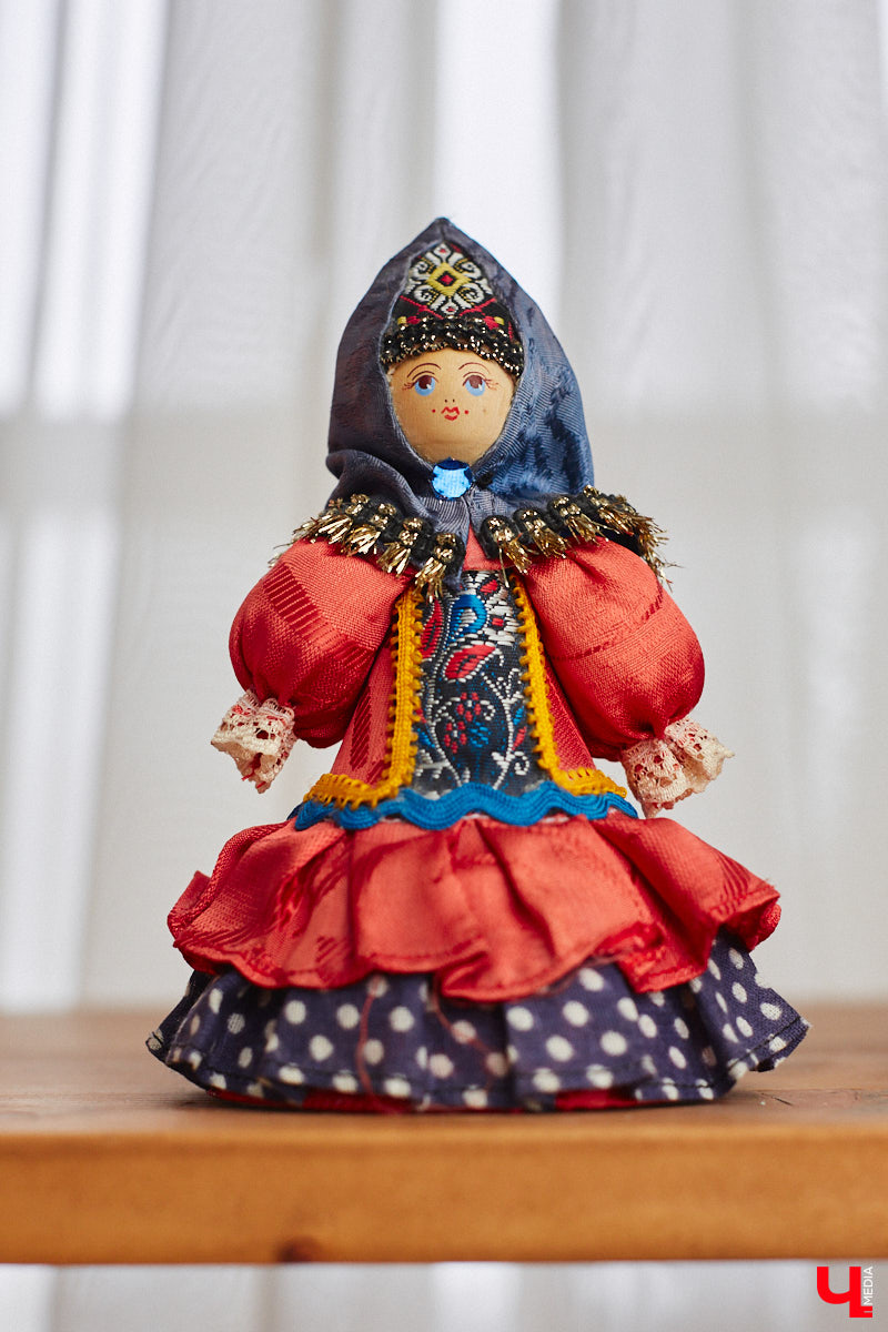 «Время кукол прошло» — грустная фраза, которая заставит попрощаться с детством. Но соглашаться с ней или нет — дело каждого. Например, у владимирского коллекционера Надежды Яковлевой дома настоящий игрушечный мир, и специально для «Ключ-Медиа» его обитателей из разных эпох и стран вывели в свет.