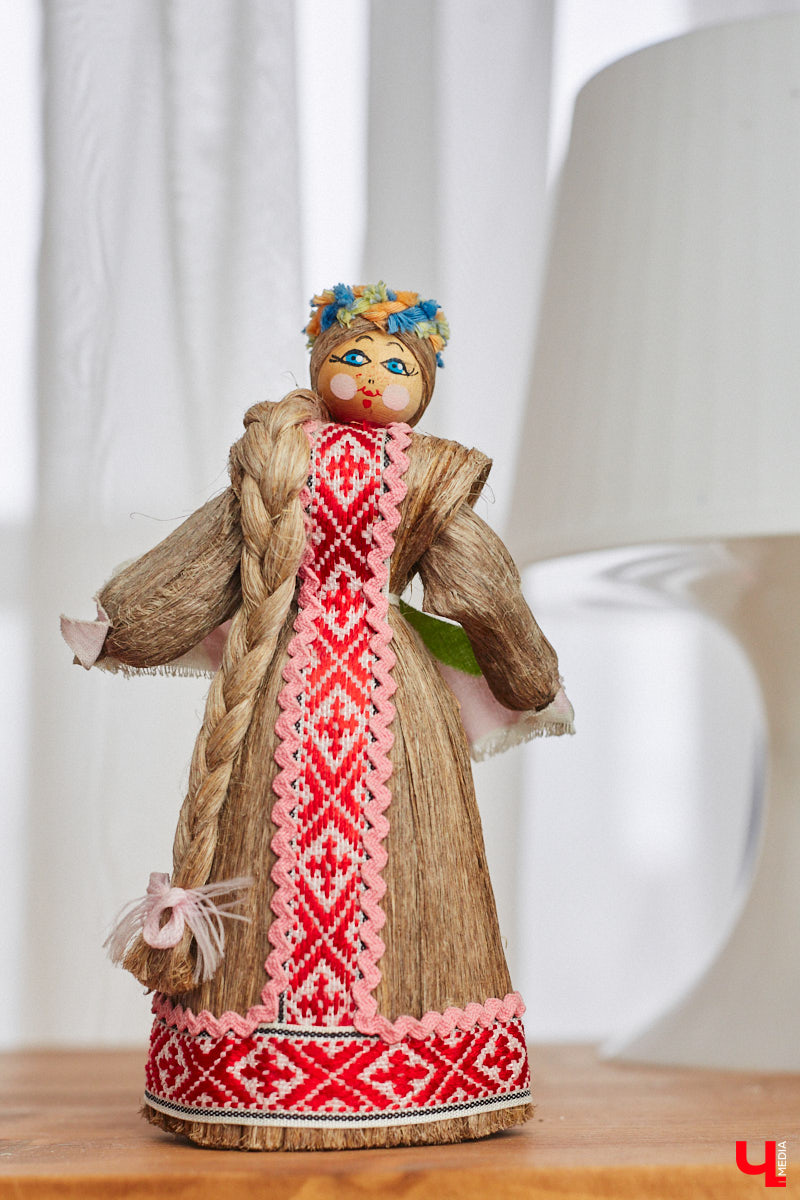 «Время кукол прошло» — грустная фраза, которая заставит попрощаться с детством. Но соглашаться с ней или нет — дело каждого. Например, у владимирского коллекционера Надежды Яковлевой дома настоящий игрушечный мир, и специально для «Ключ-Медиа» его обитателей из разных эпох и стран вывели в свет.