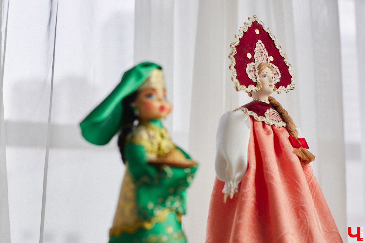 «Время кукол прошло» — грустная фраза, которая заставит попрощаться с детством. Но соглашаться с ней или нет — дело каждого. Например, у владимирского коллекционера Надежды Яковлевой дома настоящий игрушечный мир, и специально для «Ключ-Медиа» его обитателей из разных эпох и стран вывели в свет.