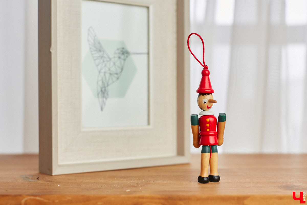 «Время кукол прошло» — грустная фраза, которая заставит попрощаться с детством. Но соглашаться с ней или нет — дело каждого. Например, у владимирского коллекционера Надежды Яковлевой дома настоящий игрушечный мир, и специально для «Ключ-Медиа» его обитателей из разных эпох и стран вывели в свет.