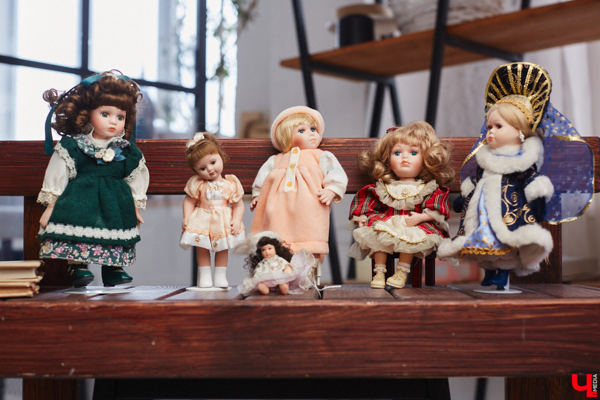 «Время кукол прошло» — грустная фраза, которая заставит попрощаться с детством. Но соглашаться с ней или нет — дело каждого. Например, у владимирского коллекционера Надежды Яковлевой дома настоящий игрушечный мир, и специально для «Ключ-Медиа» его обитателей из разных эпох и стран вывели в свет.