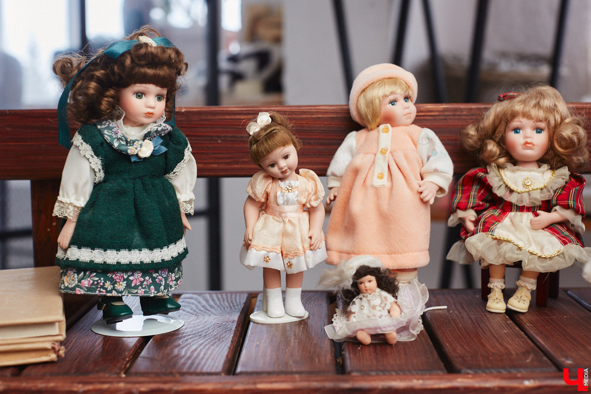«Время кукол прошло» — грустная фраза, которая заставит попрощаться с детством. Но соглашаться с ней или нет — дело каждого. Например, у владимирского коллекционера Надежды Яковлевой дома настоящий игрушечный мир, и специально для «Ключ-Медиа» его обитателей из разных эпох и стран вывели в свет.