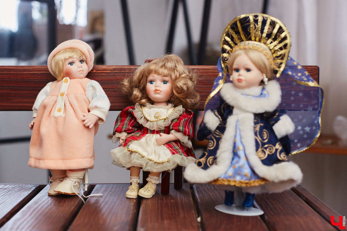 «Время кукол прошло» — грустная фраза, которая заставит попрощаться с детством. Но соглашаться с ней или нет — дело каждого. Например, у владимирского коллекционера Надежды Яковлевой дома настоящий игрушечный мир, и специально для «Ключ-Медиа» его обитателей из разных эпох и стран вывели в свет.