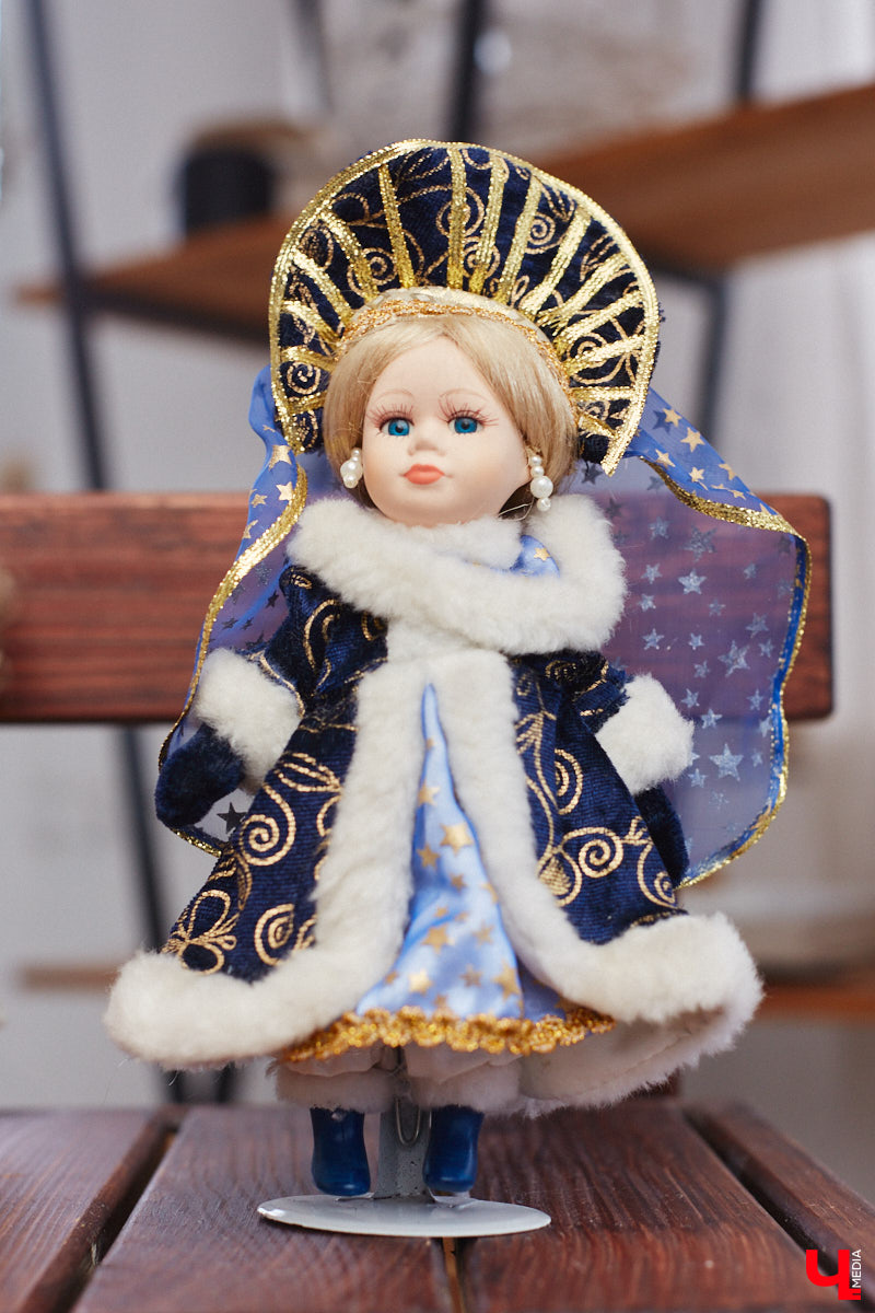 «Время кукол прошло» — грустная фраза, которая заставит попрощаться с детством. Но соглашаться с ней или нет — дело каждого. Например, у владимирского коллекционера Надежды Яковлевой дома настоящий игрушечный мир, и специально для «Ключ-Медиа» его обитателей из разных эпох и стран вывели в свет.