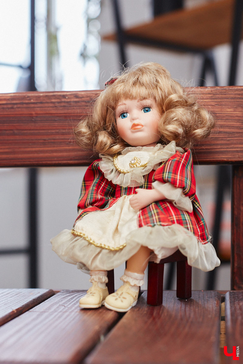 «Время кукол прошло» — грустная фраза, которая заставит попрощаться с детством. Но соглашаться с ней или нет — дело каждого. Например, у владимирского коллекционера Надежды Яковлевой дома настоящий игрушечный мир, и специально для «Ключ-Медиа» его обитателей из разных эпох и стран вывели в свет.