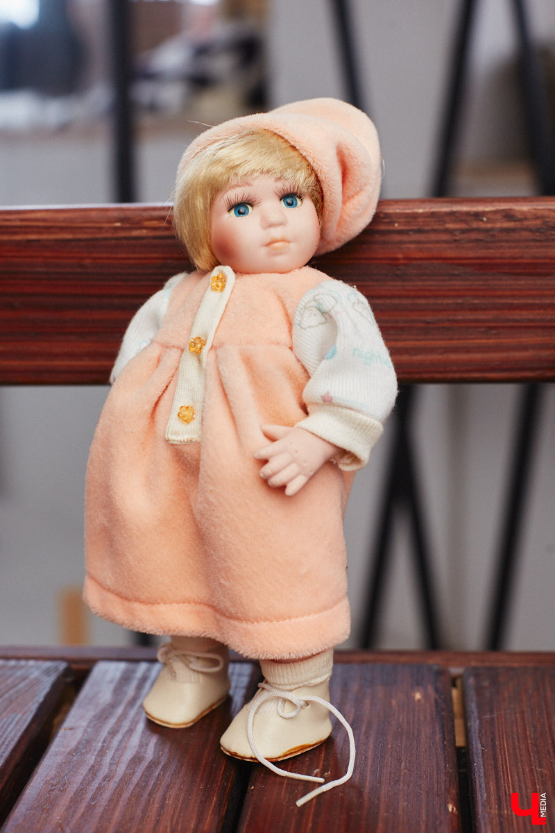 «Время кукол прошло» — грустная фраза, которая заставит попрощаться с детством. Но соглашаться с ней или нет — дело каждого. Например, у владимирского коллекционера Надежды Яковлевой дома настоящий игрушечный мир, и специально для «Ключ-Медиа» его обитателей из разных эпох и стран вывели в свет.