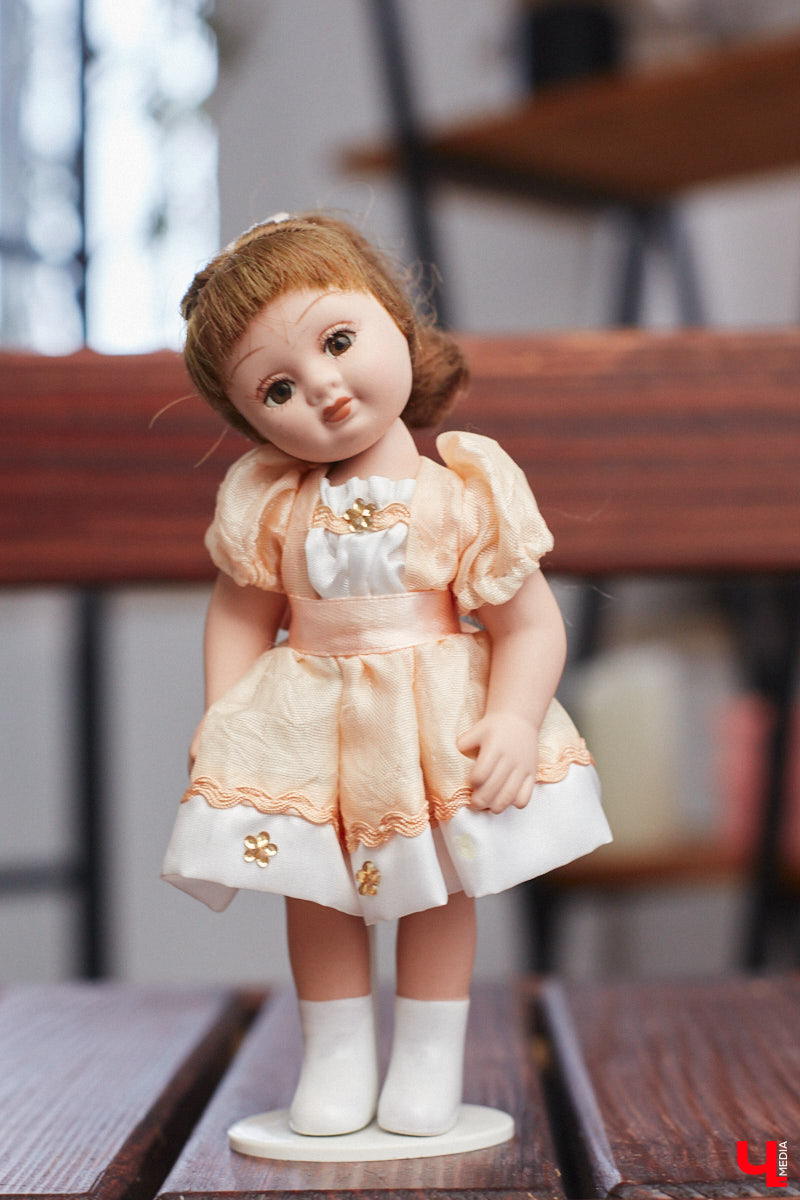 «Время кукол прошло» — грустная фраза, которая заставит попрощаться с детством. Но соглашаться с ней или нет — дело каждого. Например, у владимирского коллекционера Надежды Яковлевой дома настоящий игрушечный мир, и специально для «Ключ-Медиа» его обитателей из разных эпох и стран вывели в свет.