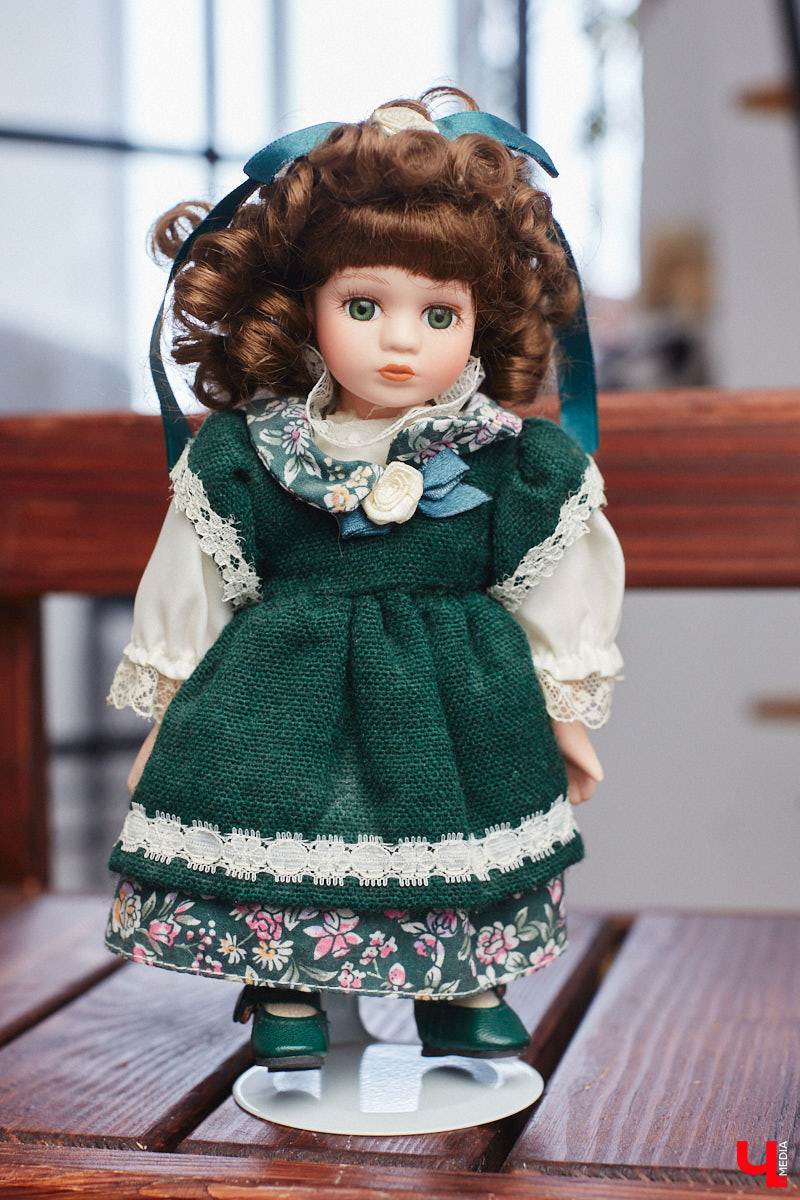 «Время кукол прошло» — грустная фраза, которая заставит попрощаться с детством. Но соглашаться с ней или нет — дело каждого. Например, у владимирского коллекционера Надежды Яковлевой дома настоящий игрушечный мир, и специально для «Ключ-Медиа» его обитателей из разных эпох и стран вывели в свет.