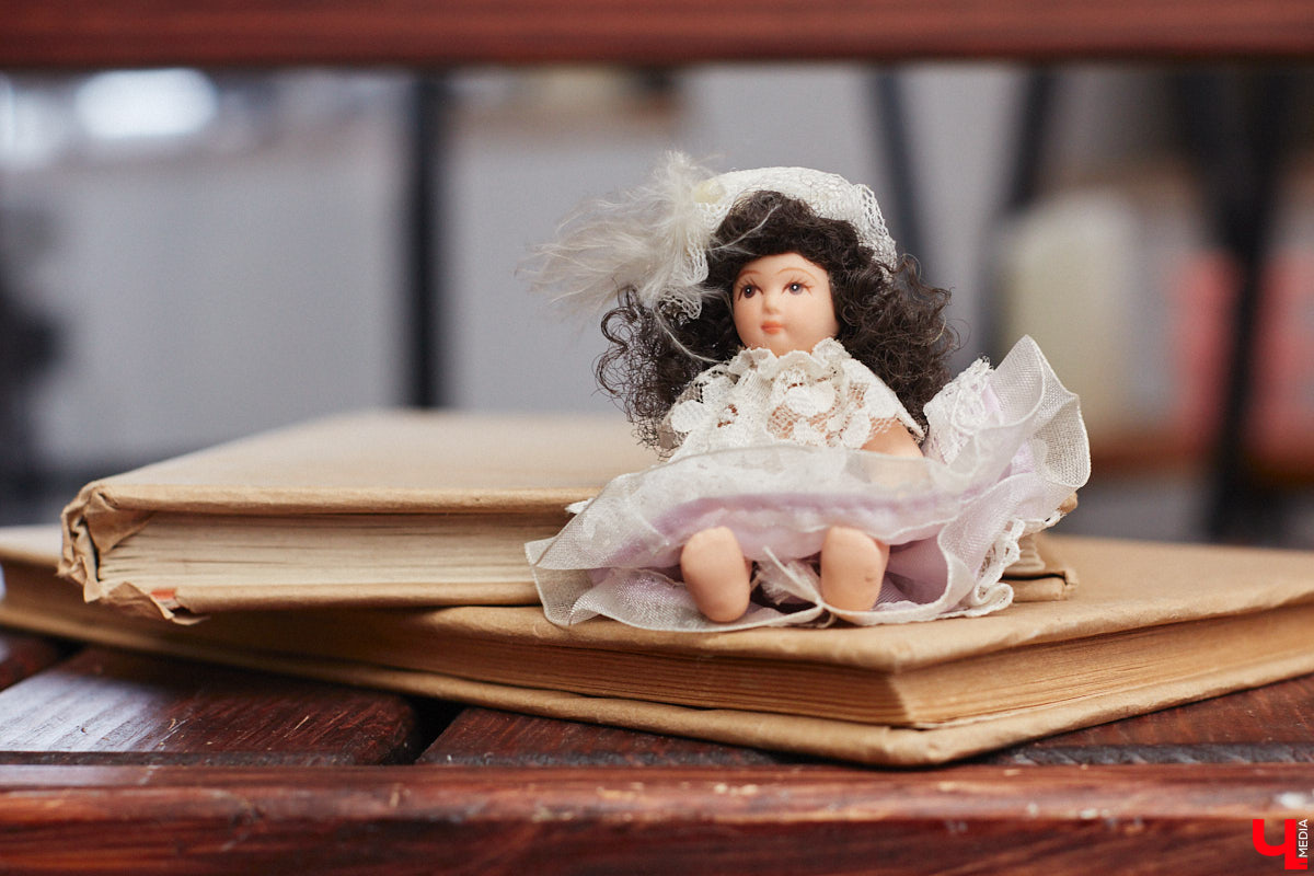 «Время кукол прошло» — грустная фраза, которая заставит попрощаться с детством. Но соглашаться с ней или нет — дело каждого. Например, у владимирского коллекционера Надежды Яковлевой дома настоящий игрушечный мир, и специально для «Ключ-Медиа» его обитателей из разных эпох и стран вывели в свет.
